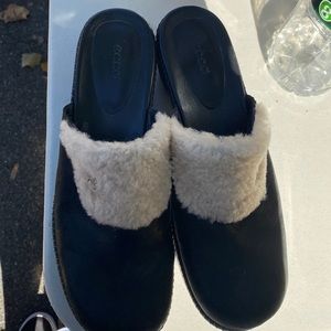Ecco woman’s black clogs with fur. Perfect for winter! Size 42
